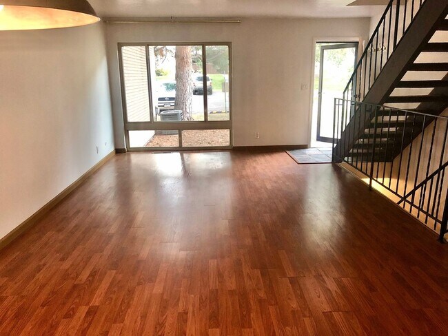 Building Photo - Large 2BR Townhome in Littleton with Clubh...