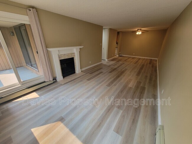 Photo du bâtiment - 14803-14851 51 Ave NW
