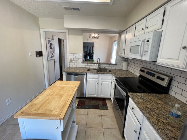 Foto del edificio - 3/2 Attached House in Wilshire Heights!
