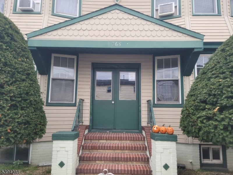 Foto principal - 766-768 Hamilton St