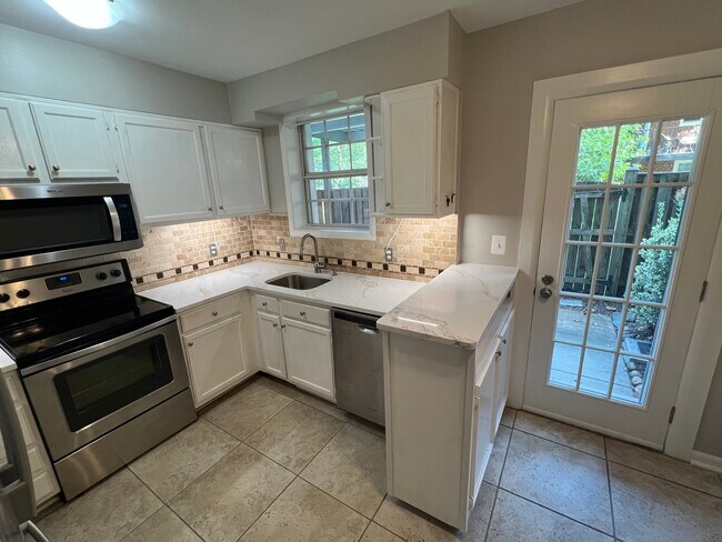 Cocina recién terminada - 2507 S Walter Reed Dr