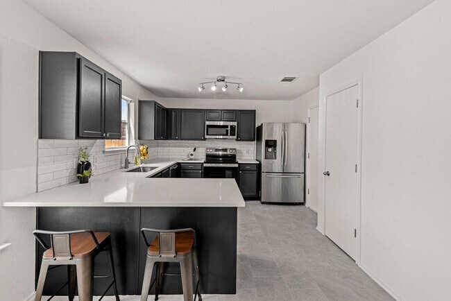 Building Photo - 525 Meadow Park Dr