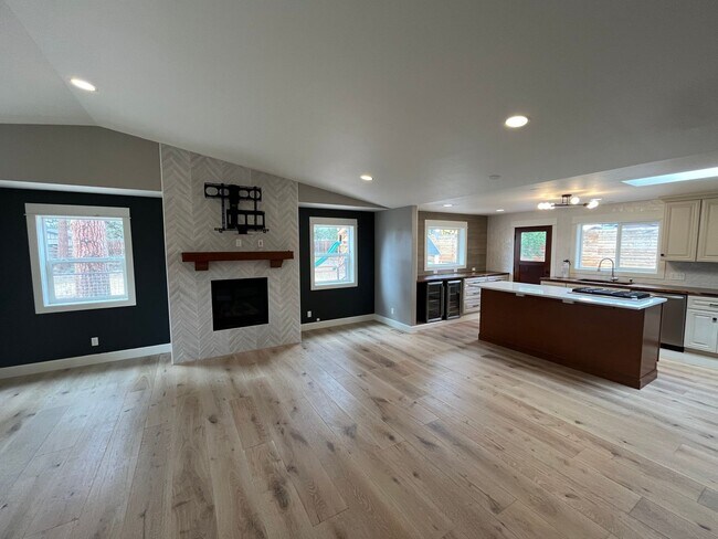 Foto del edificio - Amazing 4 Bed/3 Bath Home on One Acre with...