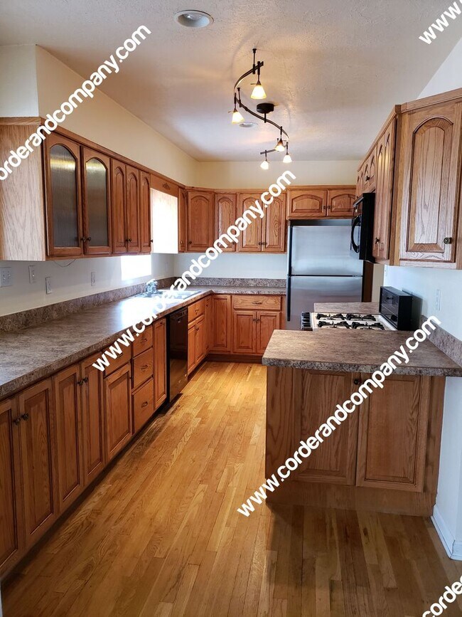 Foto del edificio - Spacious 3 Bedroom, 2 Bathroom, 2 Car Gara...