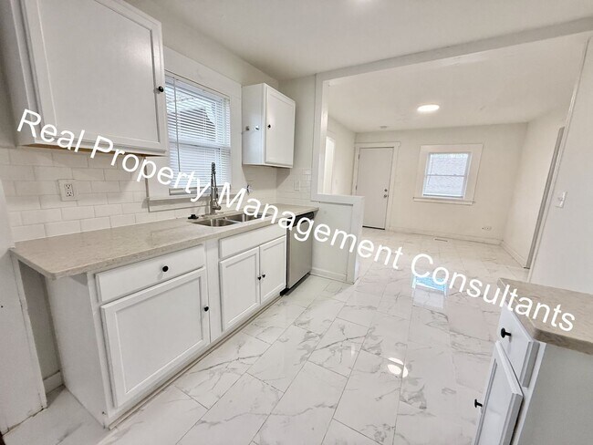 Building Photo - Spacious 4 Bedroom, 2 Bath Home with Outbu...