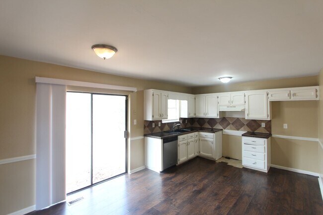 Foto del edificio - New On The Market!  3 Bedroom, 2 Bath, Fin...