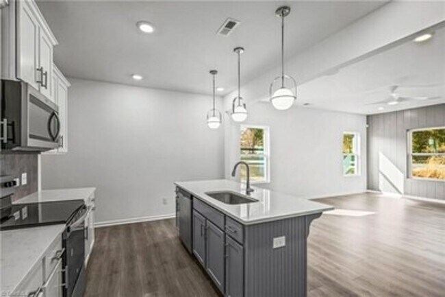 Foto del edificio - Spacious 3-Bedroom Townhome with Private Patio, Central HVAC & In-Unit Laundry Hookups