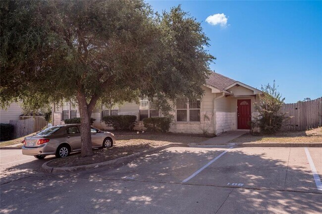 Building Photo - 108 Sendero Dr