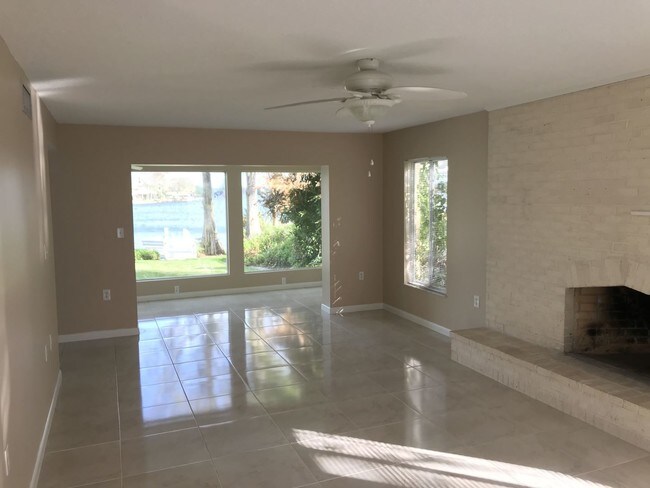Building Photo - 2072 Lake Dr