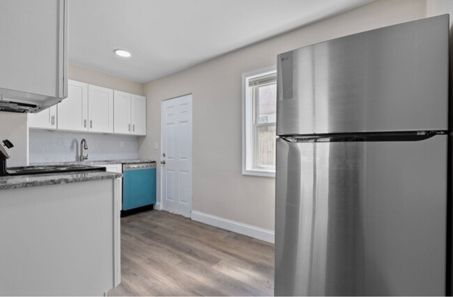 Building Photo - 482 E Norwich Ave