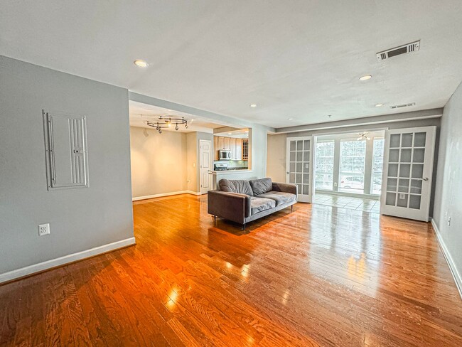 Foto del edificio - Gorgeous 2 Bed 2 Bath Condo With Sunroom I...