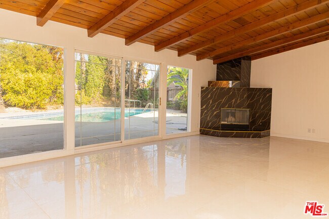 Foto del edificio - 5604 Valley Circle Blvd