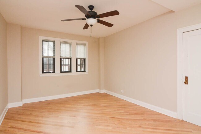 Foto del edificio - 896 Green Bay Rd