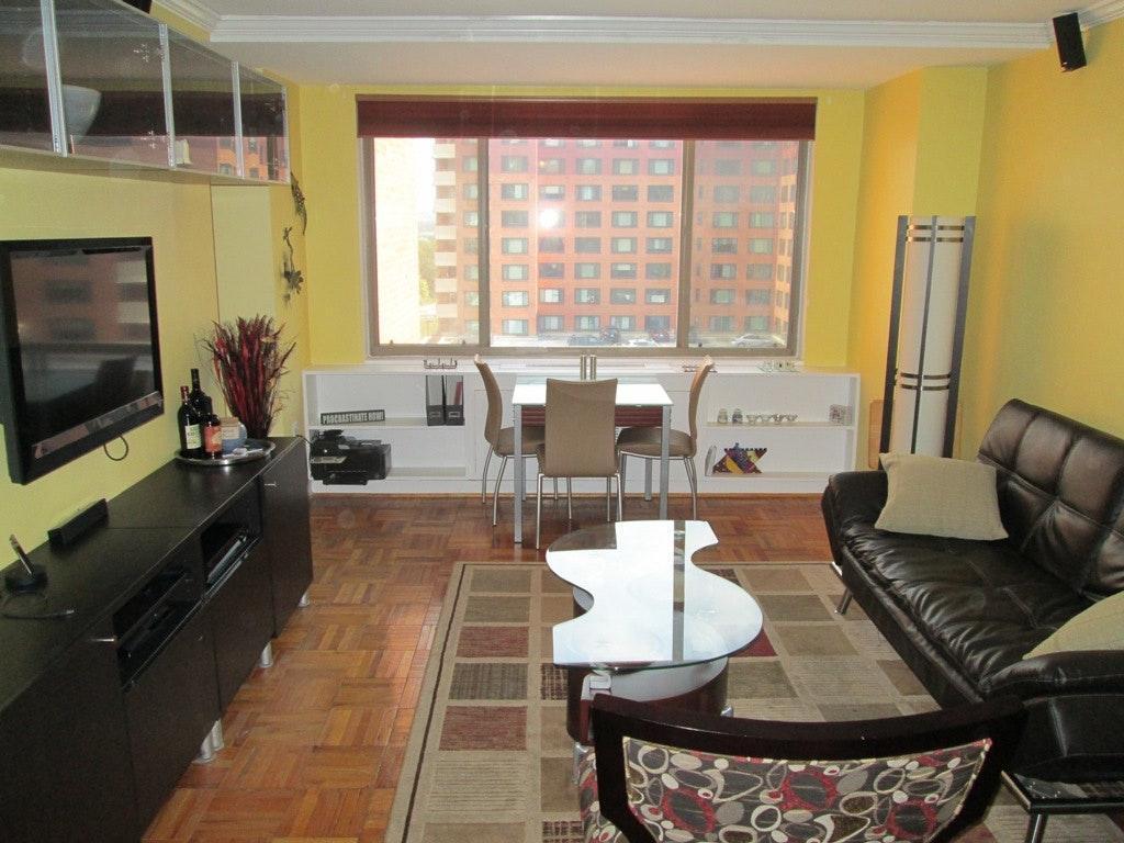 Living Room with View of Lincoln & Jefferson Memorial - 1121 ARLINGTON Blvd