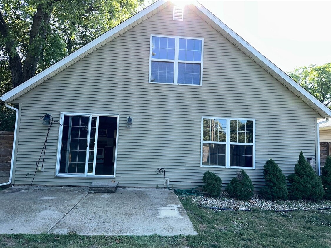 Primary Photo - Available for Rent: 2 Bedroom/1.5 Bathroom...