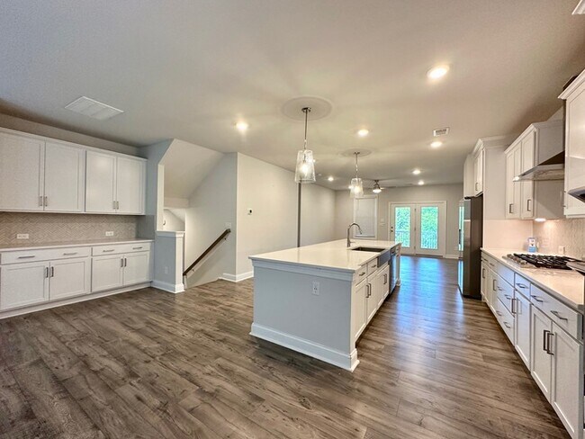 Building Photo - Beautiful Townhome with 3 bedrooms, three ...
