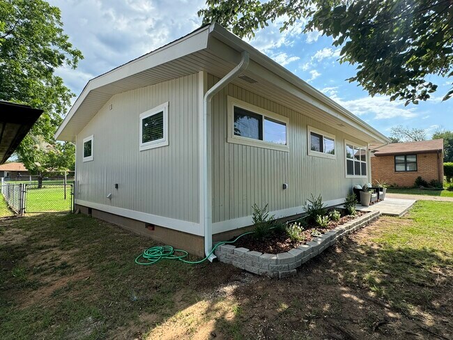 Foto del edificio - 1442 E Broadway St