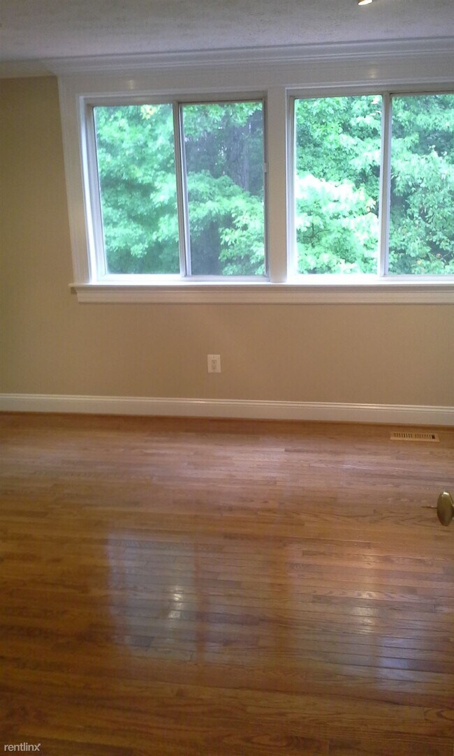Building Photo - 4 br, 3.5 bath Townhome - 8073 Donegal Lane