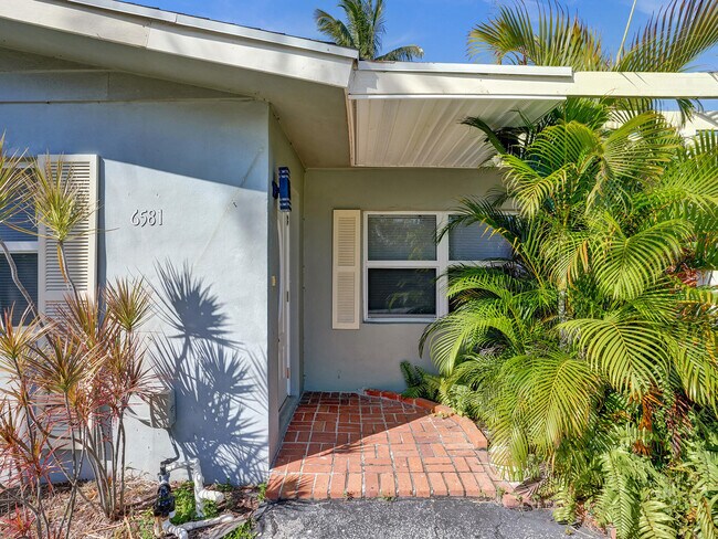 Foto del edificio - 6581 NE 7th Ave