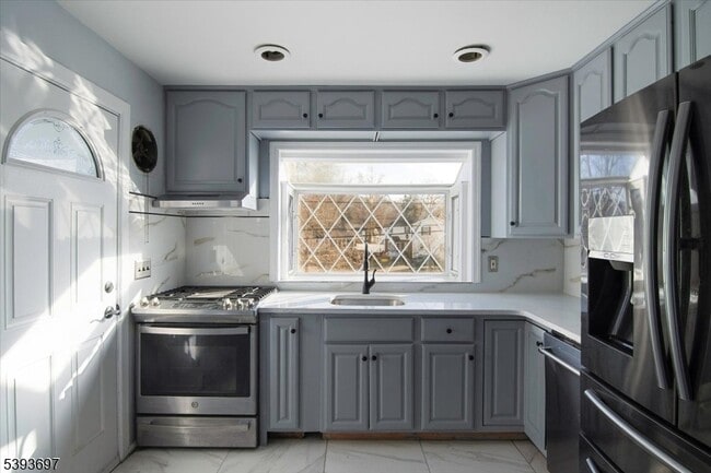 Foto del edificio - 301 Riverview Rd