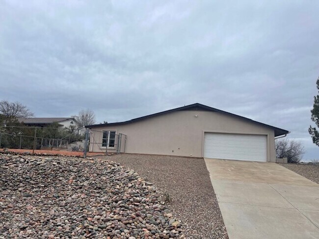 Building Photo - Beautiful Home with Views - Contact Proper...