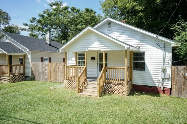 Building Photo - Two Bedroom Home!