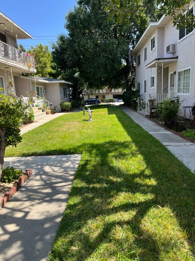 Green belt between 707 & 709 - 709 E Windsor Rd