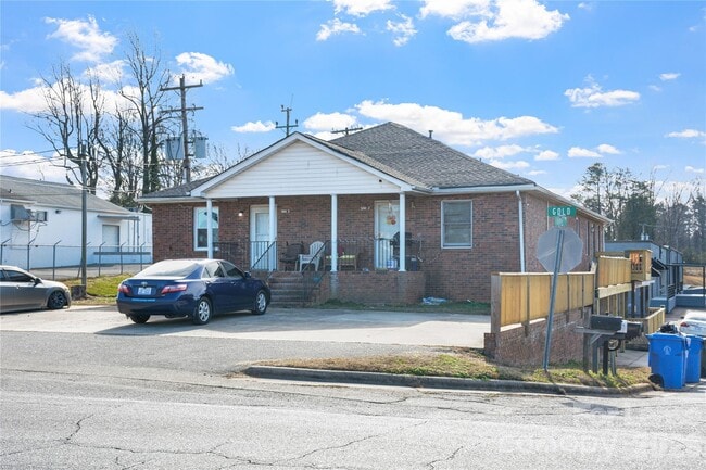 Building Photo - 300 E Gold St