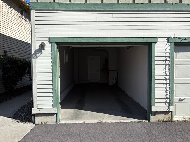 Foto del edificio - 437 NE Irving Ave