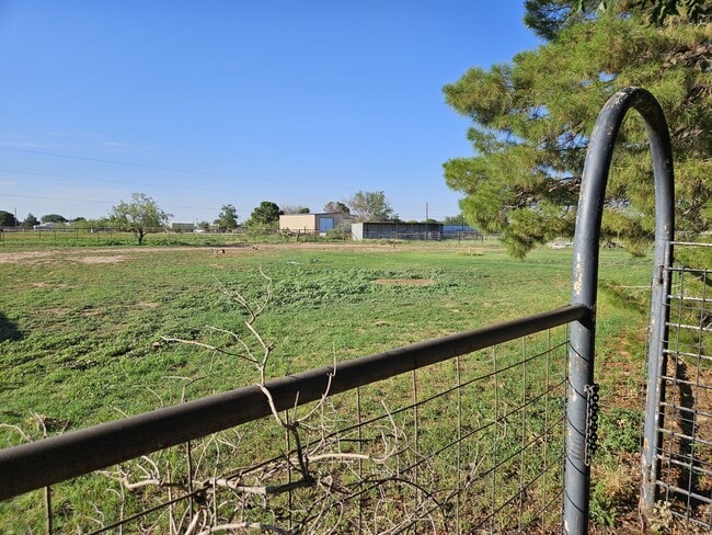 Building Photo - 1207 E County Rd 128