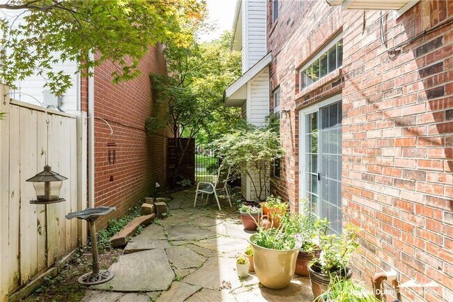 Building Photo - 523 Founders Park Dr E