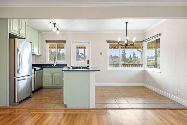 Building Photo - Stunning 2-Bed, 1-Bath Condo in the Heart ...