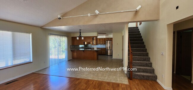 Foto del edificio - Great 3 Bedroom House with Acreage in Lowell