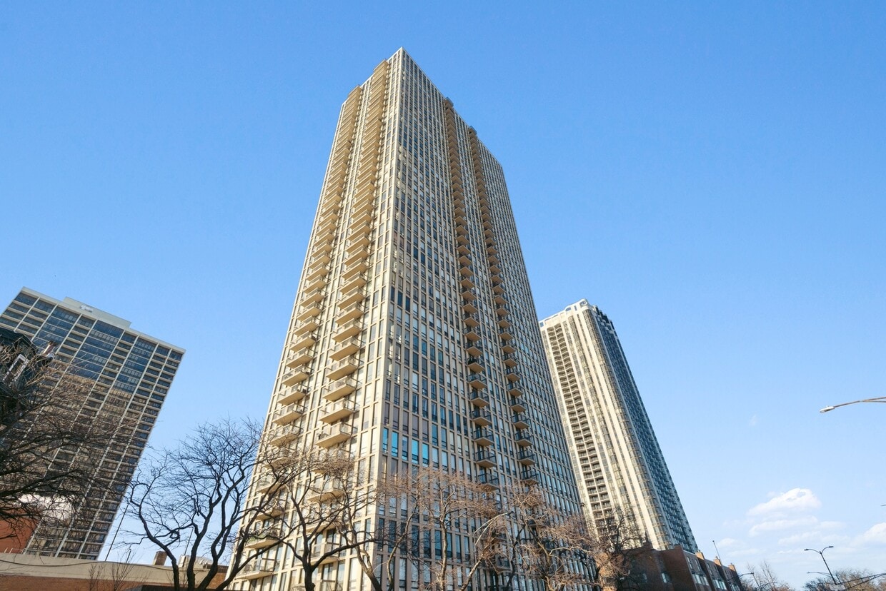 Foto principal - 1660 N La Salle Dr