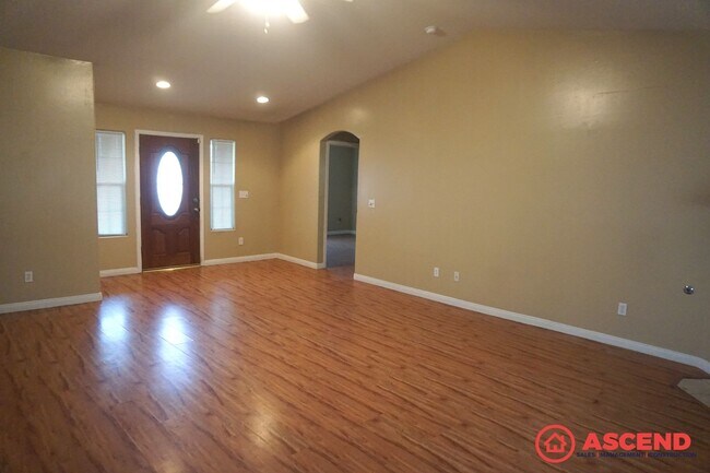 Foto del edificio - Spacious 4 Bedroom Home with Fenced Backyard & Garage