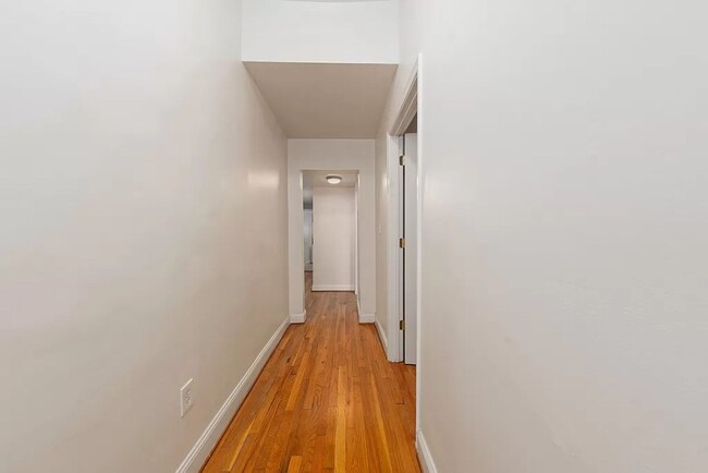 Foto del edificio - Charming 2br/1ba Near U St/Shaw with Parking!