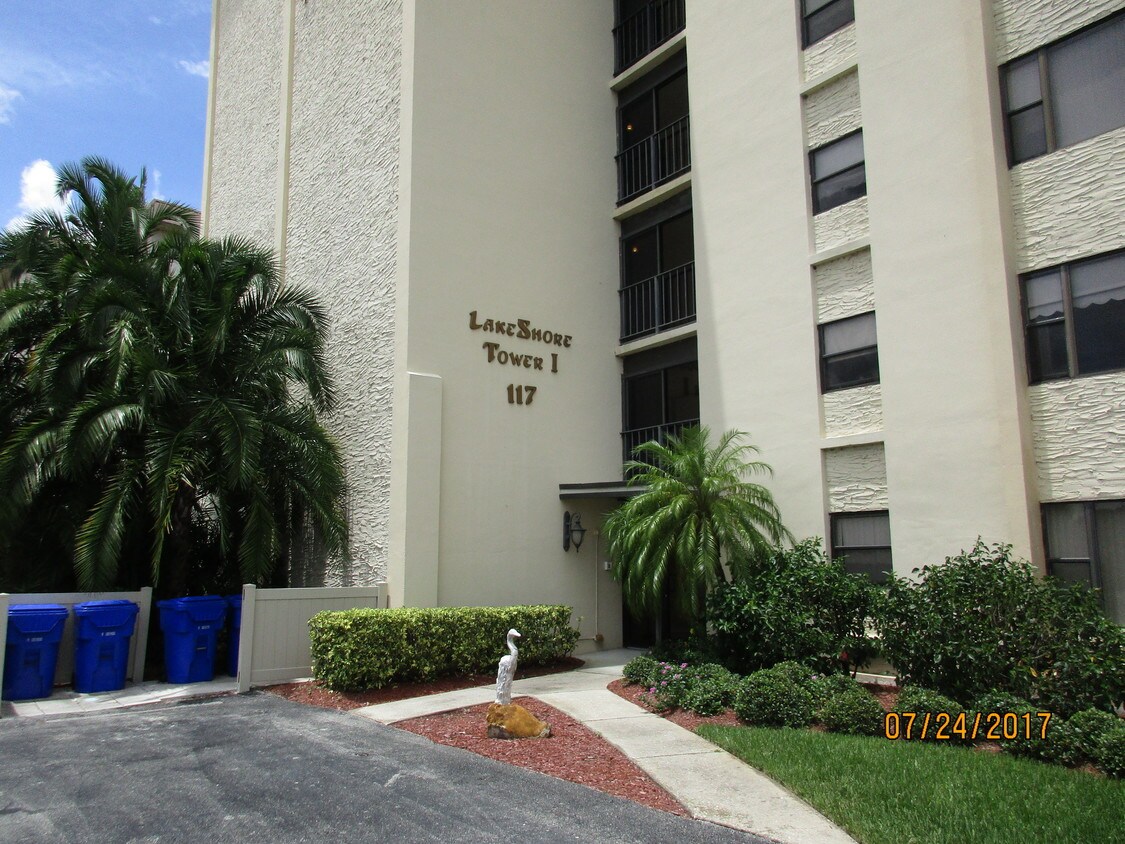 BLDG ENTRANCE - 117 Country Club Dr