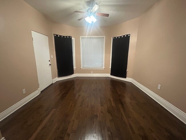 Building Photo - 5653 W Montrose Ave