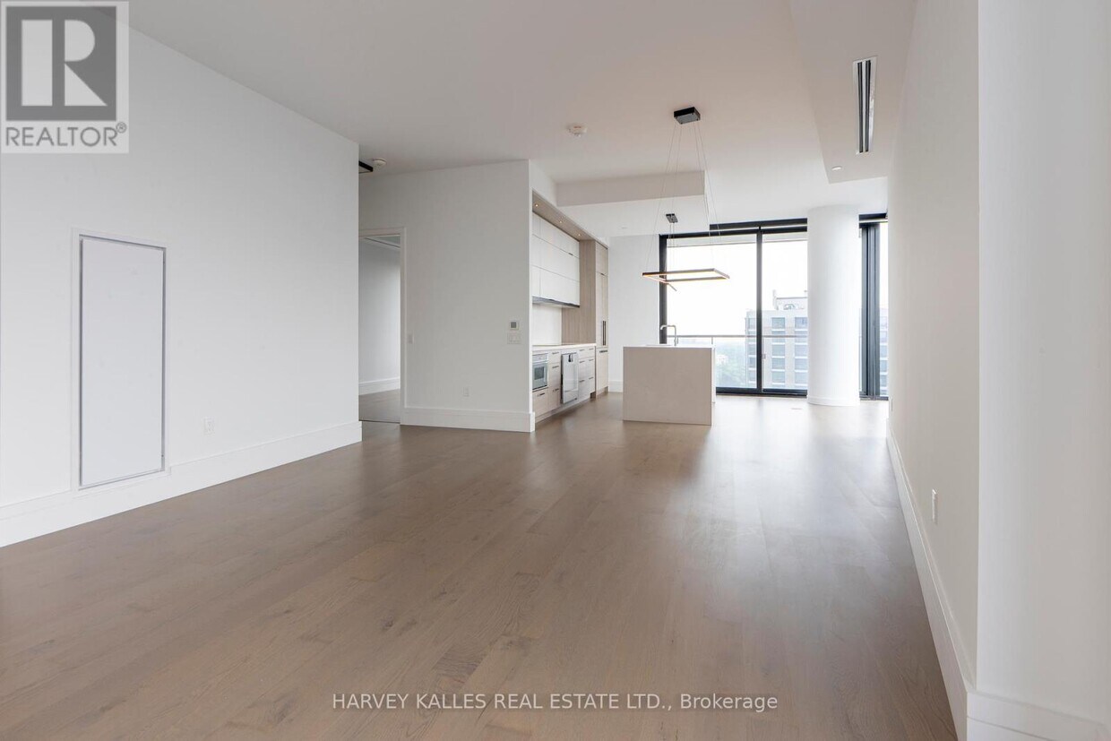 Photo principale - 215-1215 Lonsdale Rd