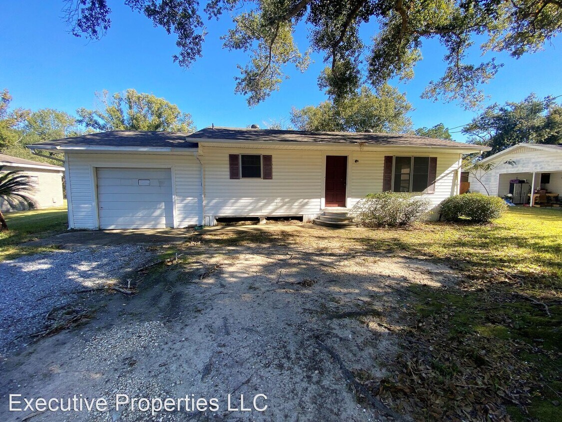 302 N Lightner Ave, Iowa, LA 70647 House Rental in Iowa, LA
