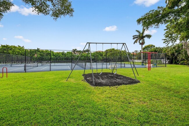 Building Photo - 5780 Sun Pointe Cir