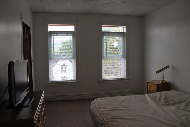 Building Photo - 33 Spruce St
