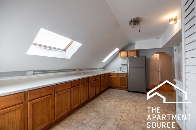 Foto del edificio - 2655 W Homer St