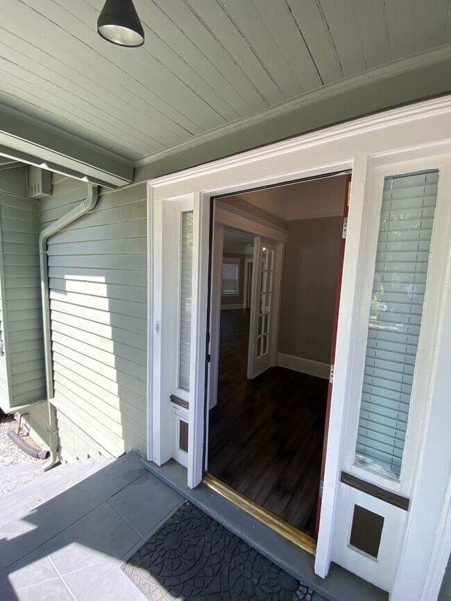 Foto del edificio - Gorgeous 2BR/1BA Home in Temescal, Great N Oakland Location