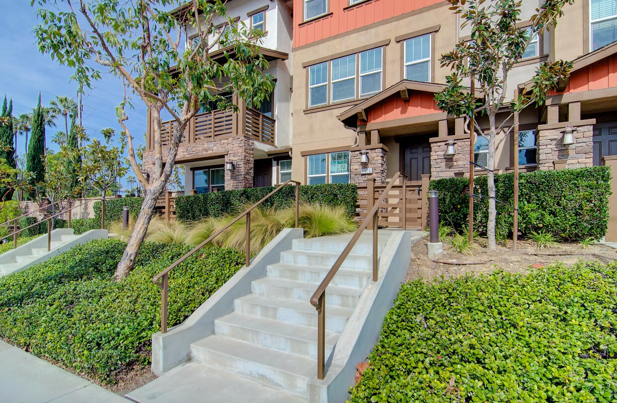 Foto principal - Newer Build 4-Bed Townhome in HOA Community!
