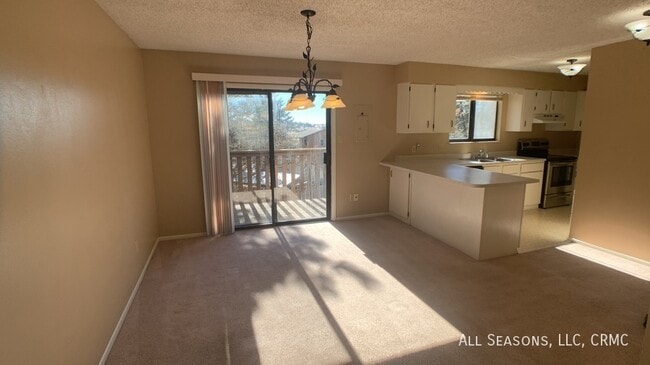 Building Photo - 1527 Spring Valley Dr