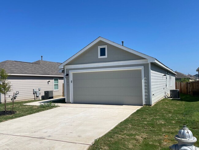 Building Photo - Spacious Single Story Home with Great Amen...