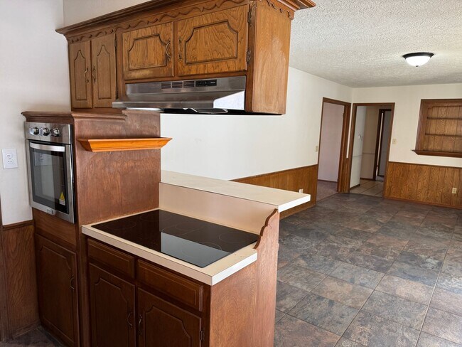 Foto del edificio - 3 bed, 2 bath, 2 car with 2 extra living spaces and new appliances, paint and carpet! Located clo...
