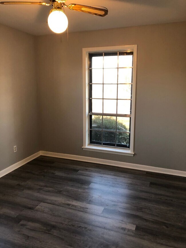 Building Photo - Renovated 4 Bedroom 2.5 Bath Home for Rent!
