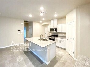 Building Photo - 497 Silver Smt Ave